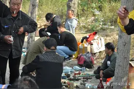 农村大叔“痴迷”古玩，拆迁款全部用来买古董，大叔：增值卖高价图片