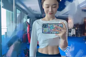 34岁袁姗姗又任性了！健身时大秀腹肌，身材好果然衣品很高级图片