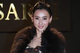 张柏芝人美又会穿，吊带皮裙配皮衣外套，气质冷艳又高级图片