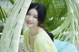 内地“小周慧敏”刘亦彤写真，治愈系的笑容，甜甜的校花既视感图片