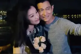 刘德华真劳模，全程跪在假肢上拍动作戏，身材比小年轻都挺拔板正图片