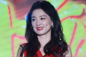 张庭的颜值太让人羡慕了，小酒窝还是那么的可爱，无修图也很嫩图片