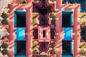 鸟瞰巴塞罗那，人文建筑与自然风景竟可以如此和谐图片