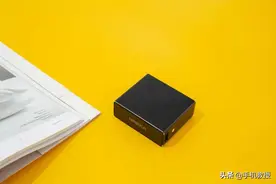 谁说移动电源和耳机只能二选一，这款耳机的设计让你二者兼得图片
