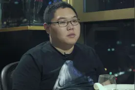 PDD与小团团开黑出事故，卢本伟闯入引泪目！骚猪激动当场起立图片