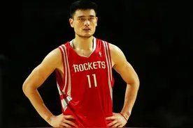 姚明在NBA历史地位如何？奥尼尔为他更衣，科比最敬重他图片