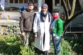 纳西名医自学成才，仁心医术征服无数外国人，有钱没钱都给治图片
