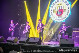 童年里的纸飞机，划过耀眼弧线，降落孩迷舞台图片