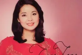1995年邓丽君离世，脸上惊现巴掌印，25年后，钟南山道出真相图片