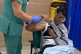澳街头现暴力执法：17岁原住民少年被警察猛踹，脸朝下倒地图片