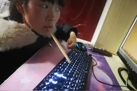 还记得嘴咬木棍写小说的女孩张露露吗？她创业了，急需指导图片
