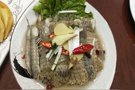 中午请老丈人一家吃饭，8个人花了1500元，老丈人:太破费了图片