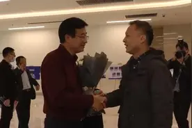 “黑脸”医生易凡白回来了！第一次重逢，他想让“救命恩人”好好看看自己图片