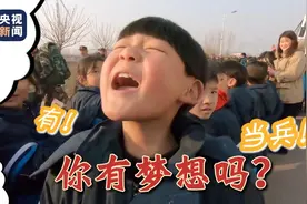 武警拉练偶遇大型追星现场图片