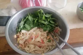 番茄鸡蛋捞面，灵魂就是荆芥图片