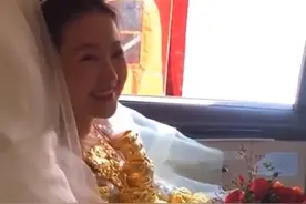 湖北一对新人婚礼，新娘全身挂满金镯子，亲属：60个，每个100克图片