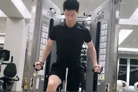 做定赌王女婿，何超莲深夜晒居家照窦骁卖力健身，两人疑似同居图片