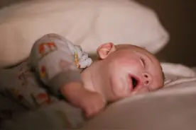 孩子的睡姿千奇百怪，但如果孩子是这3种睡姿，父母就要引起重视图片