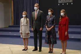 西班牙王室出席接待会，莱后再穿定制款，小公主们一双鞋子两人穿图片