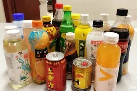 饮料含糖量揭秘：喝一瓶柠檬茶等于吃15块方糖图片