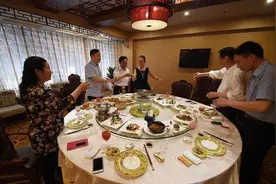 在酒局上，当领导让你“去买包烟”时，别傻乎乎地很快就回来图片