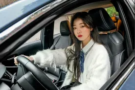 有一个美丽的女孩，她的名字叫单依纯，她凭实力出圈，备受青睐图片