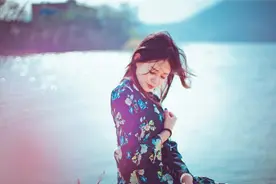 女人的七寸在什么地方？男人只要跟她喝杯酒，便能掐准图片