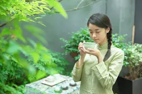 26岁相亲女要1.2万名牌包，男子提出“交换条件”吓跑女生：机智图片