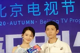 李沁搭档张一山新剧发布，俩人都穿牛仔裤，李沁选错码太瘦撑不起图片
