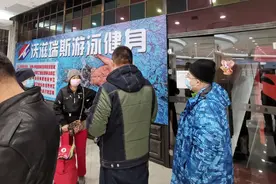 大半夜搬家？哈尔滨一健身馆吊车搬器材，会员发现拦住车，报警了！图片