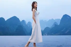 王鸥为家乡打call，光脚穿背带裙以家乡背景拍片，人比景还美三分图片
