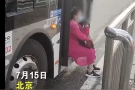 北京一大妈多次妨碍公交车运营，已被刑拘图片