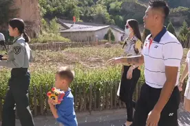 林丹娇妻谢杏芳罕秀恩爱，与林丹现身史馆惹人羡，俩人却表情淡漠图片
