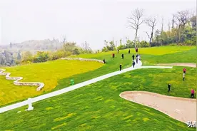 闲置矿山变身露营基地图片