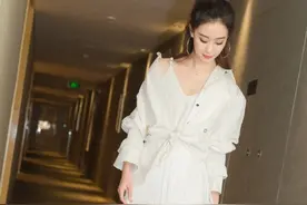 原来张小斐衣品这么好！穿白衬衫配流苏裙真时髦，大长腿太吸晴图片