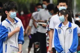 大学报到第一天，女生花费心思打扮成“洛丽塔”，反而留下坏印象图片