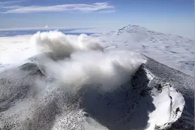 南极火山再次喷发，这次规模巨大，蔓延20公里，被我国卫星拍到图片