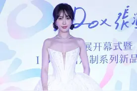 李菲儿“XS”身材穿紧身抹胸，曲线干瘦没肉，短裙里像撑了把伞图片