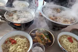 湖北县城的早餐店，大爷80岁仍在挑面，10元肥肠配白酒卖得最好图片