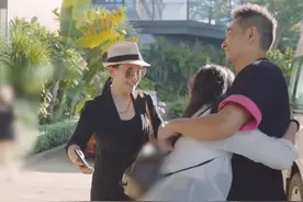 赵文卓和妻子接女儿回家，父女俩久久拥抱不舍松手，额头吻超温馨图片