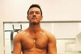 英国男演员Luke Evans 被时尚大刊评为年度男士图片
