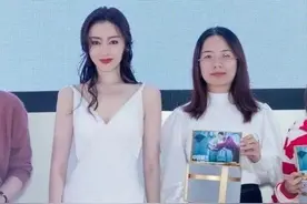 张天爱的“少女胯”绝了，一袭白裙凹出的梨形身材，男生谁不爱？图片