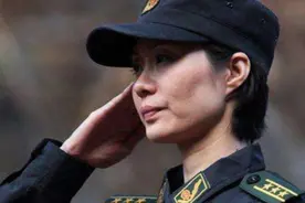 中国“最美”武警，大校军衔，曾拒绝百万年薪，最后嫁给一个保安图片