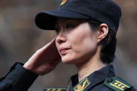 中国“最美”武警，大校军衔，曾拒绝百万年薪，最后嫁给一个保安图片