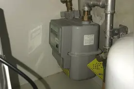 交房时燃气表被“塞”进橱柜最里面，业主插卡很艰难，移表费由谁出？图片