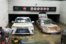 郑州高档小区车库被淹，数百豪车被泡损失过亿，业主：好多没买保险图片