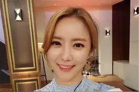 刘荷娜穿短裤躺公公大腿、咸素媛牵公公手，韩女星开明还是开放？图片