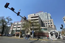 被继母虐打的4岁女童转院救治，院方：随时有生命危险图片