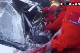 安徽宣城：大货车侧翻压住小轿车 众人合力拖车救援图片