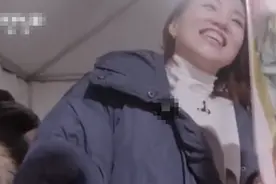 央视一姐董卿节目杀青，贴心为工作人员送花，还将和康辉主持跨年图片